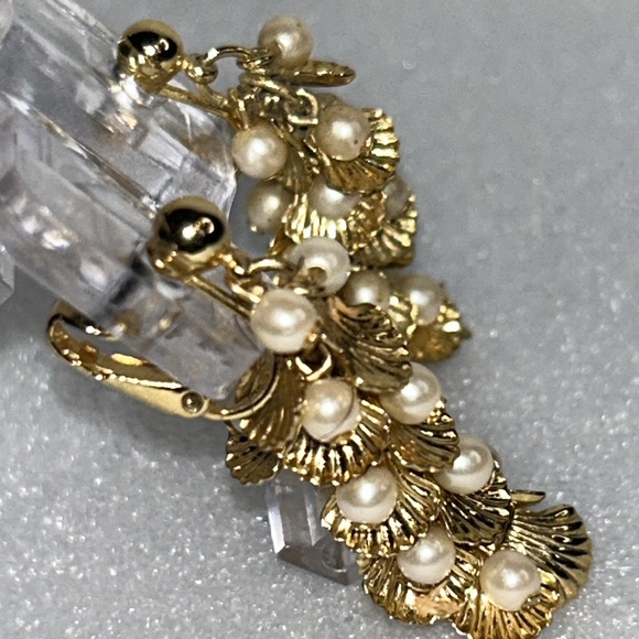 Vintage Avon Clip on Dangle Earrings Gold Plated Pearls on half Shells size 1.5" - Picture 7 of 15